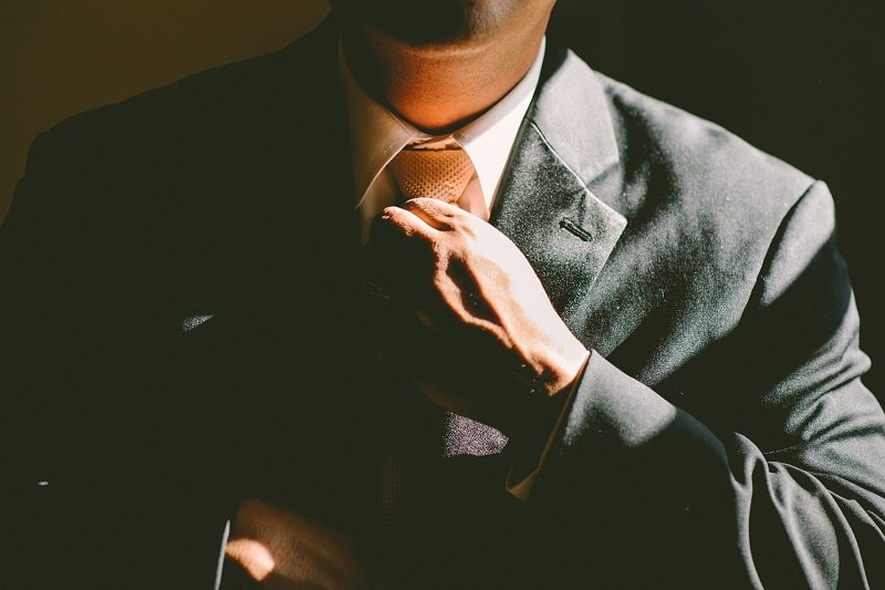 Mann-Anzug-richtet-Krawatte