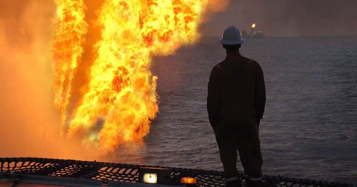 Öl-Aktien-Bohrinsel-mit-Arbeiter