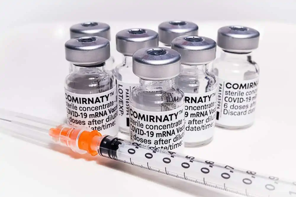 cormirnaty impfstoff mit einer spritze