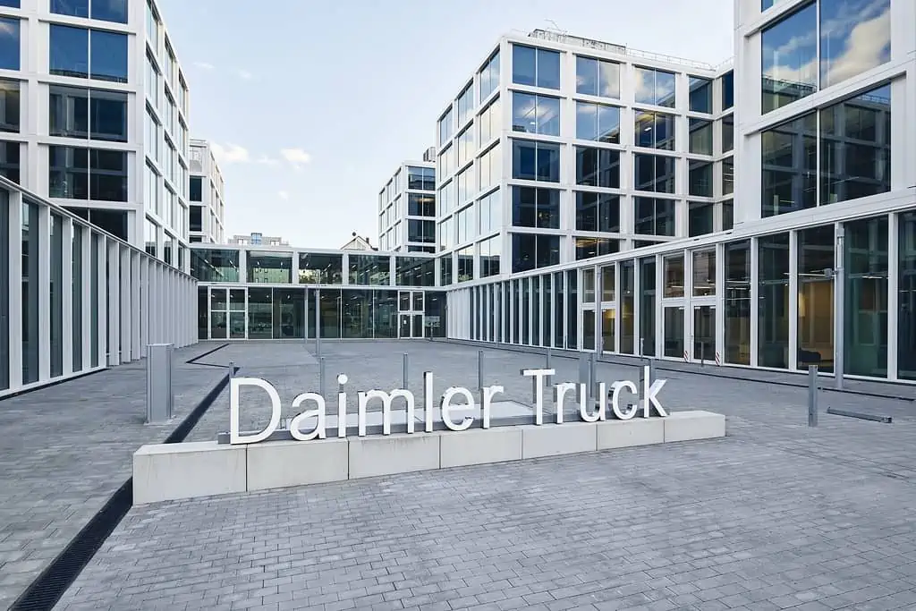 Daimler Truck schriftzug vor dem hauptsitz des unternehmens