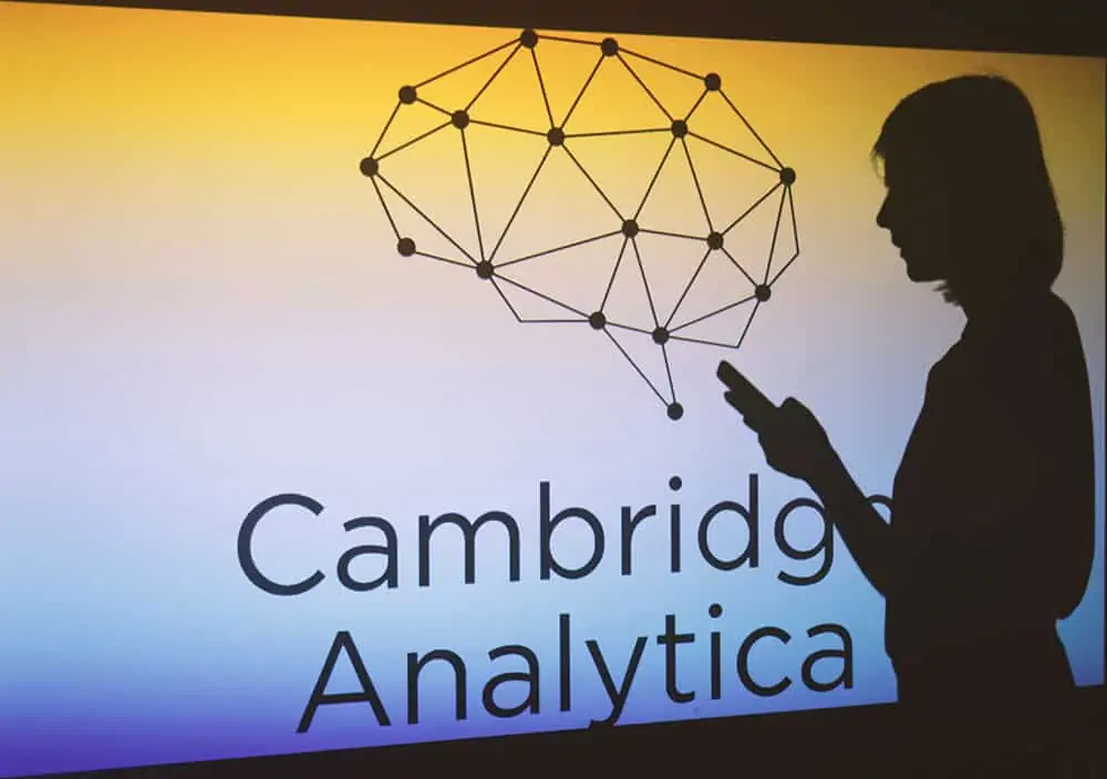Frau am Handy bei Cambridge Analytica
