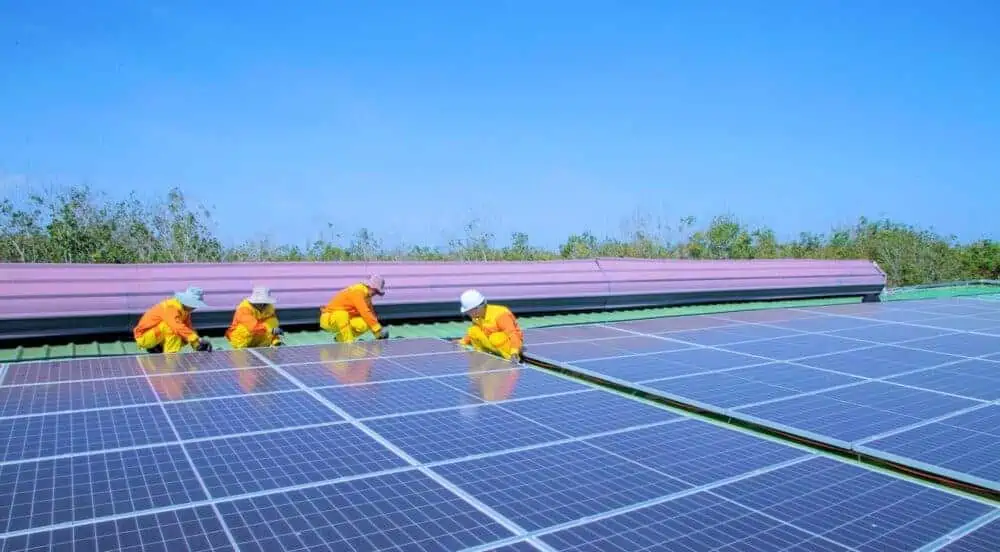 Solar Anlagen werden in Betrieb genommen von shoals technologies an einem solarpark von solar aktien