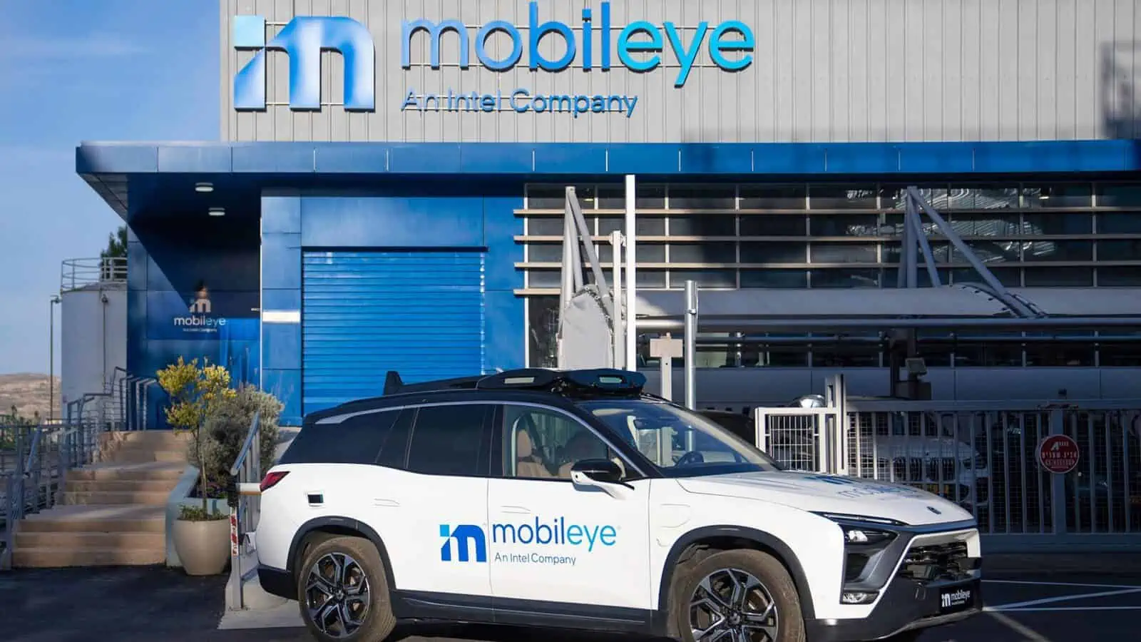 auto mit dem logo von mobileye vor dem standort von mobileye