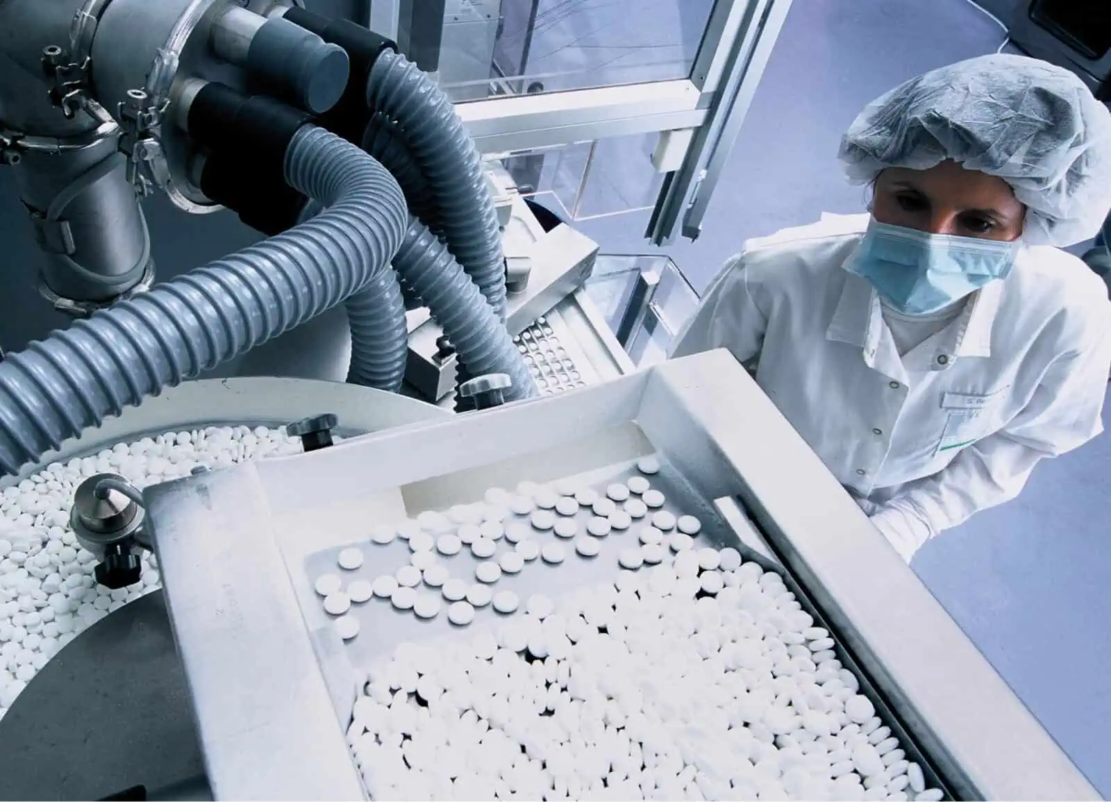 mitarbeiter schaut sich die aspirin produktion des segments pharmaceuticals an
