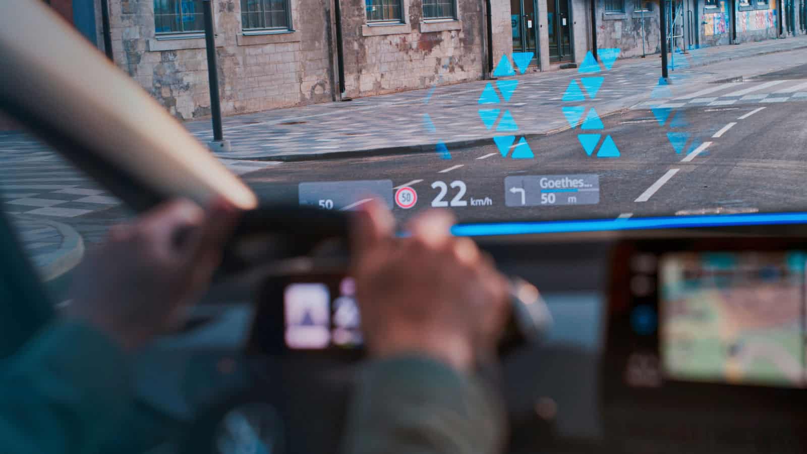 digitales display auf der windschutzscheibe eines autos