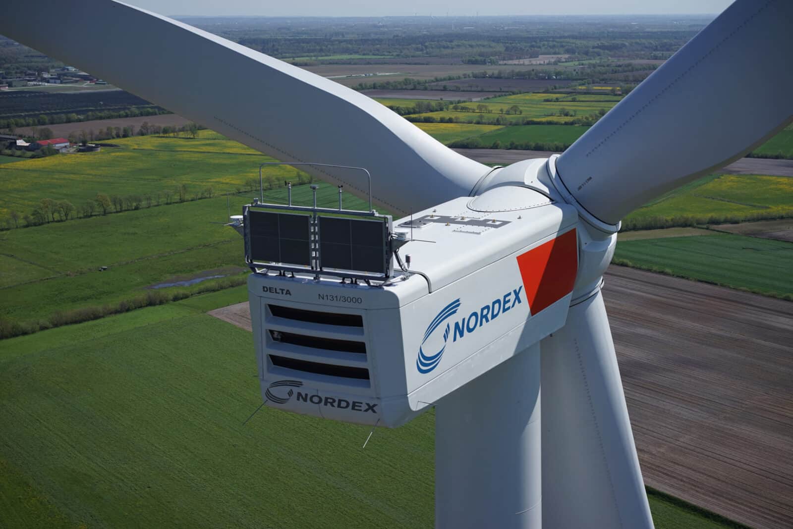 windkraftanlage von nordex aus der luft betrachtet, anlage der megawatt klasse