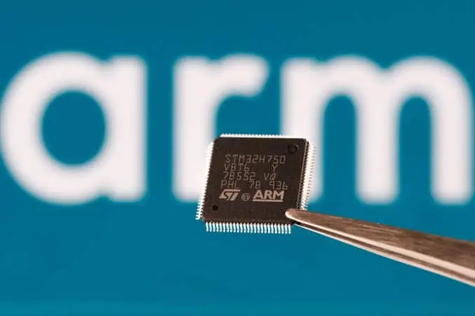 arm mikrochip mit dem logo im hintergrund für Stand September 2023