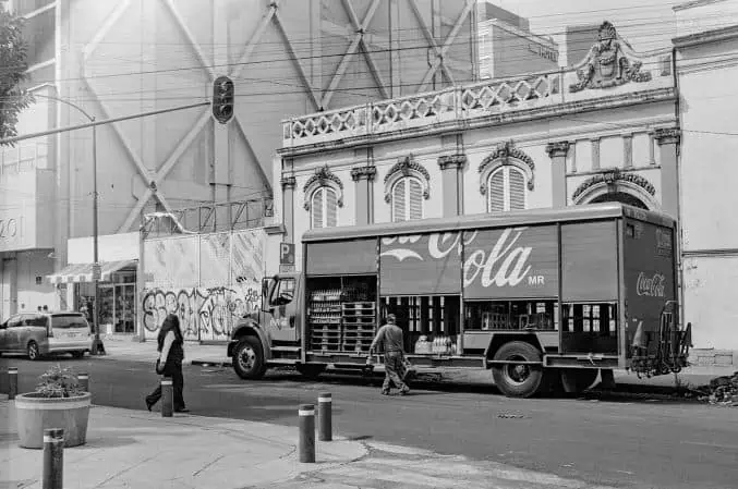 the coca cola co truck in schwarz weiß