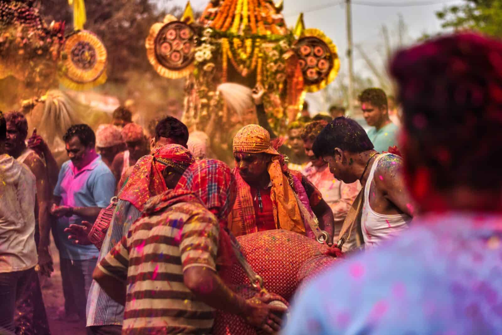 getty images bild color festival in indien menschen teilen bunte farben länder mumbai