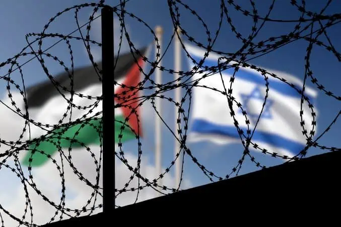 israelische und palästinensische flagge hinter einem drahtzaun, rechte der länder