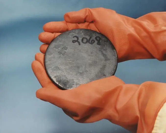 namen: uran rohstoff in zwei händen hub and spoke plattformen
