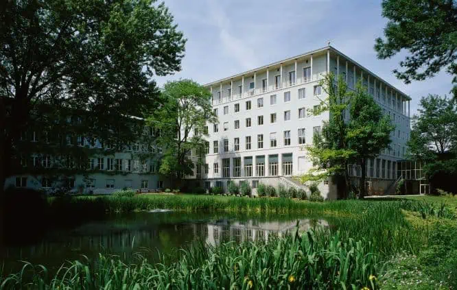 Allianz weg durch historie garten Hauptgebäude in München